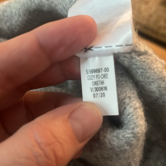 Old Navy women’s gray/ white animal print sweater size XXlarge. - Picture 7 of 7